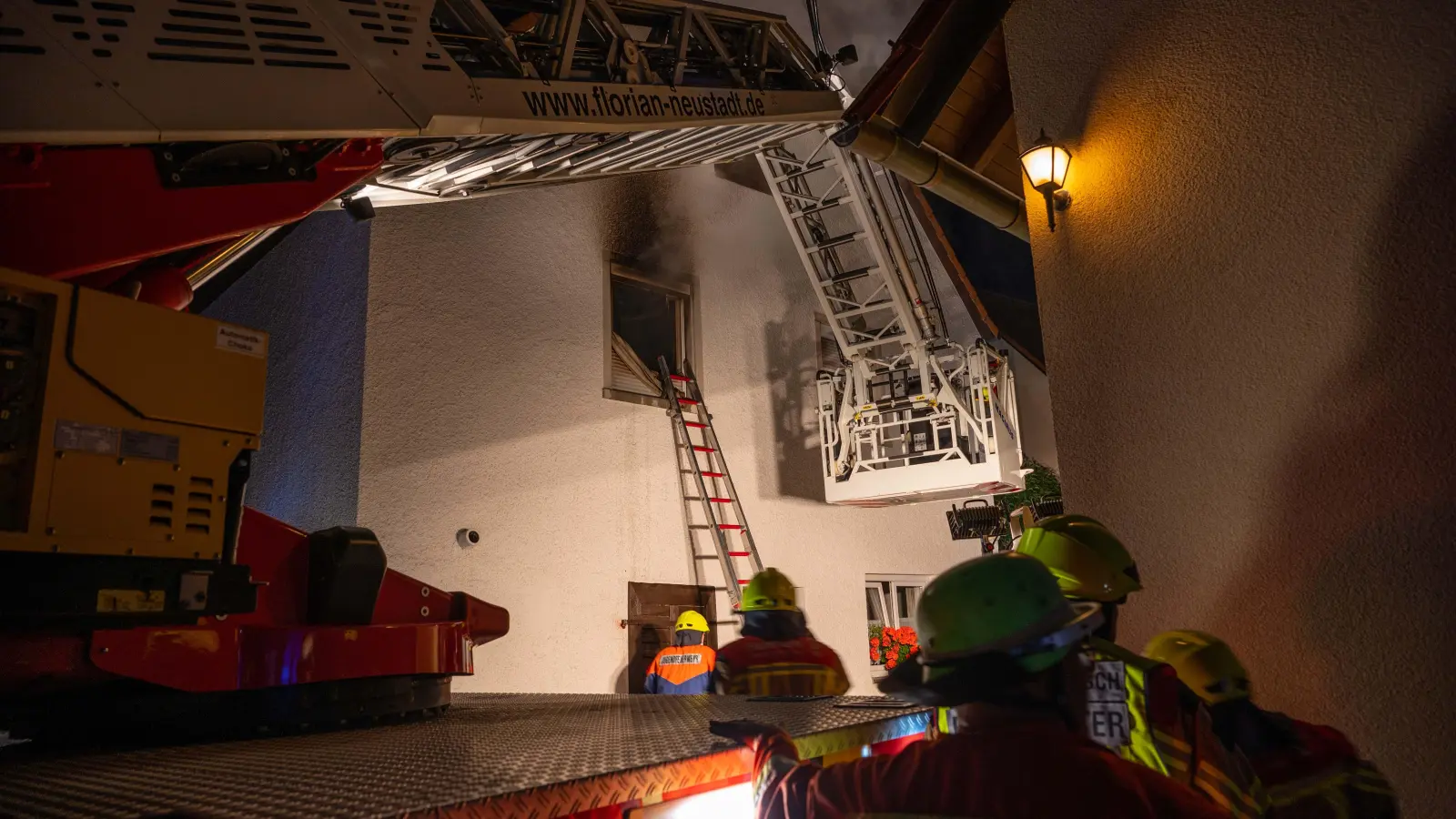 Die Feuerwehren waren rasch zur Stelle, doch für die 55-Jährige kam jede Hilfe zu spät.  (Foto: Johann Schmidt)