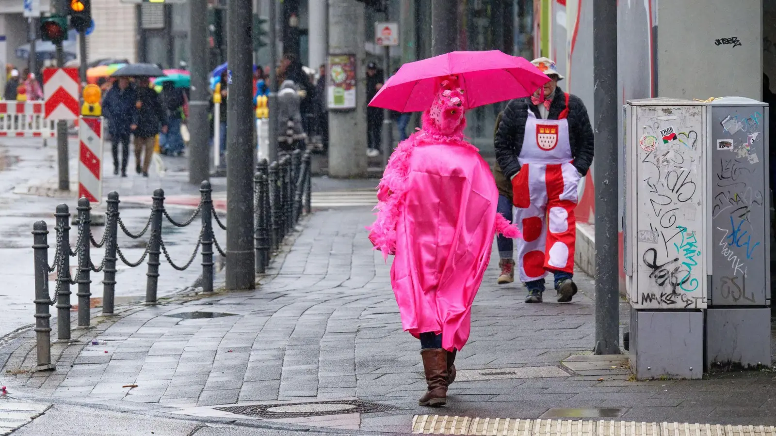 Auch am Dienstag kommt es nass vom Himmel.  (Foto: Henning Kaiser/dpa)