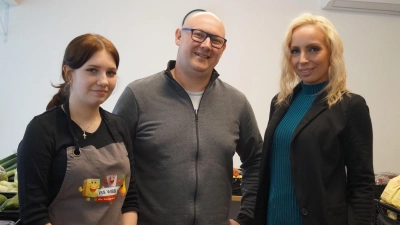 Melissa Olesch (Bundesfreiwilligendienst), Thomas Nicol (Tafelvorsitzender) und Musikerin Hanna Trabert werben in einem Video für das ehrenamtliche Engagement bei der Tafel (von links). (Foto: Nicole Gunkel)