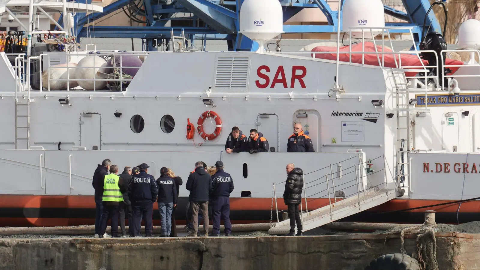 Nach einer neuen Niederlage vor Gericht muss Italiens Rechtsregierung mehr als 40 Mittelmeer-Flüchtlinge aufnehmen.  (Foto: Vlasov Sulaj/AP/dpa)