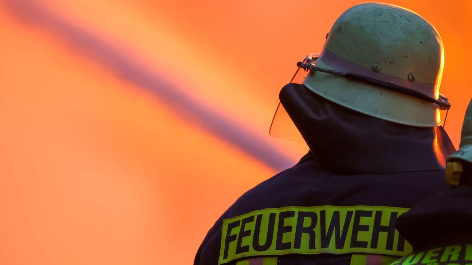Feuerwehrleute versuchen in der Nacht die Flammen zu löschen. (Symbolbild) (Foto: Christoph Reichwein/dpa)