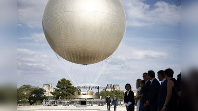 Vom 21. Juni an steigt der Olympia-Ballon in Paris wieder in den Abendhimmel. (Foto: Yoan Valat/Pool EPA/AP/dpa)
