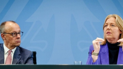 Bundeskanzler Friedrich Merz und Sozialministerin Bärbel Bas nehmen die Empfehlungen der Rentenkommission entgegen. (Archivbild) (Foto: Kay Nietfeld/dpa)