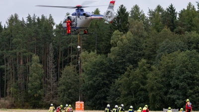 Ein Hubschrauber bei der Übung hebt ab. (Foto: Daniel Karmann/dpa)