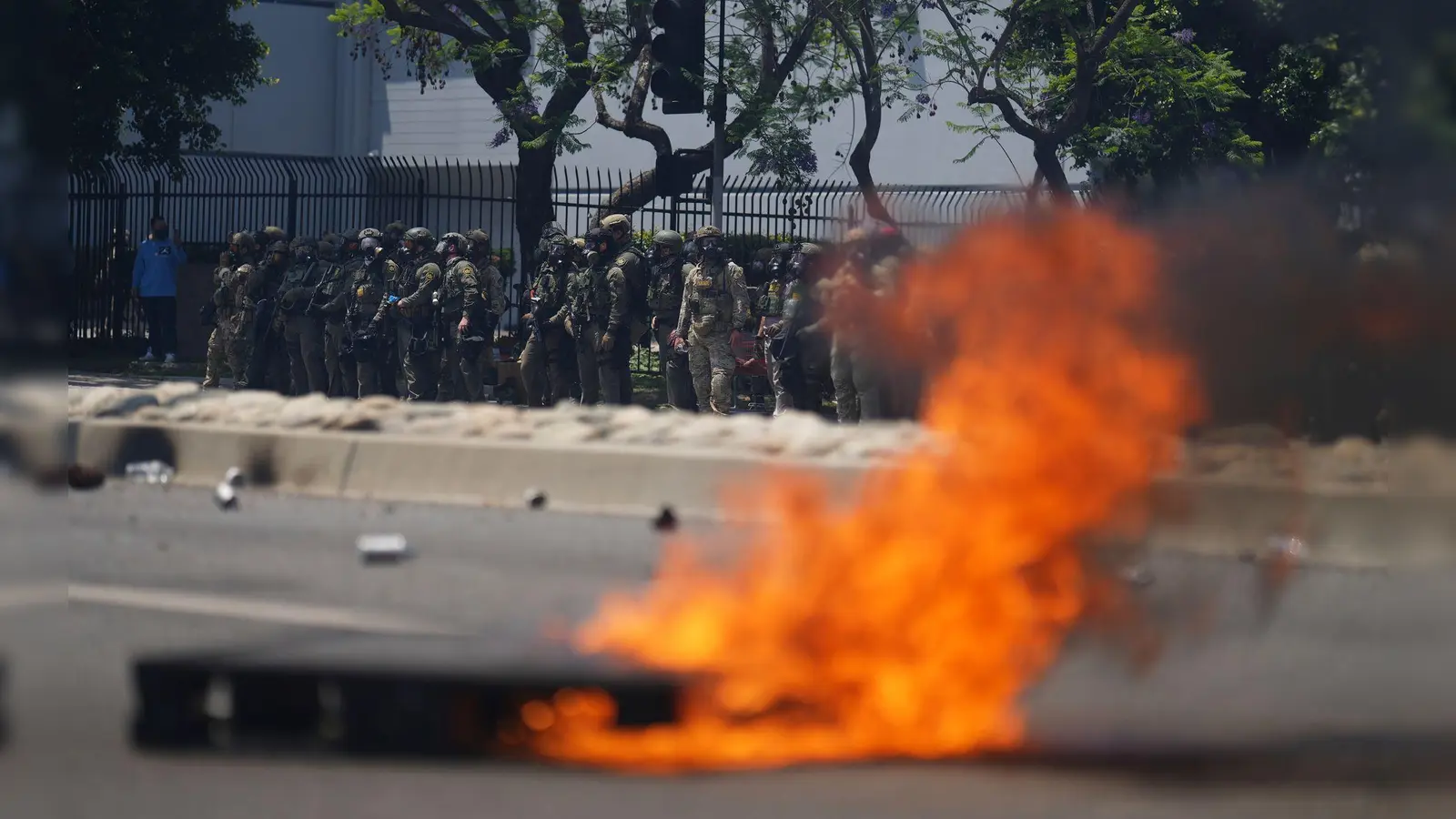 In Kalifornien gibt es massive Proteste gegen das Vorgehen der Sicherheitskräfte der US-Einwanderungsbehörde ICE.  (Foto: Eric Thayer/AP/dpa)