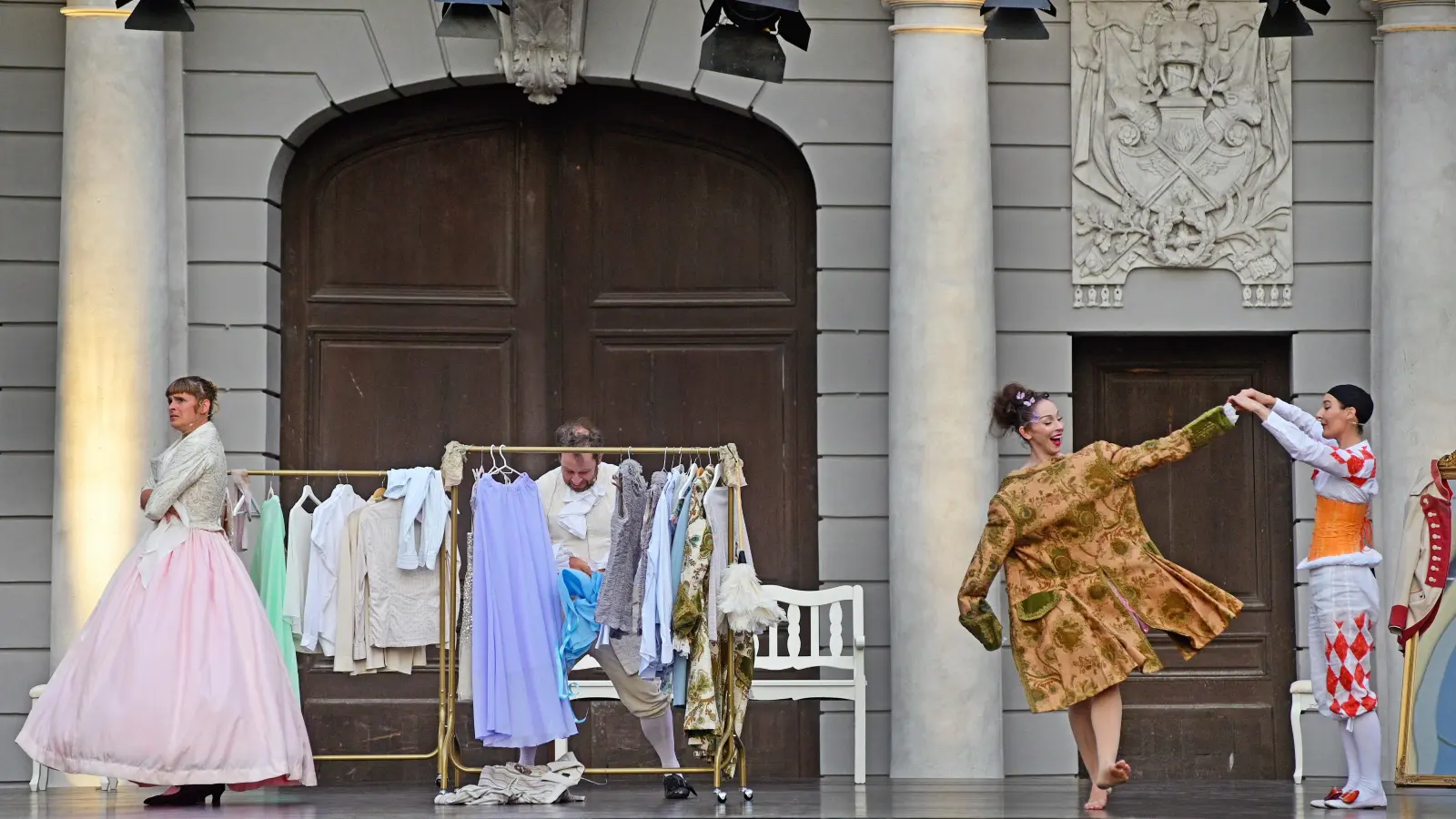 Eine pfiffige Verwechslungskomödie mit Tanz und Akrobatik bietet das Stück „Hofnarren”, das im Schlossinnenhof aufgeführt wird. (Foto: Jim Albright)