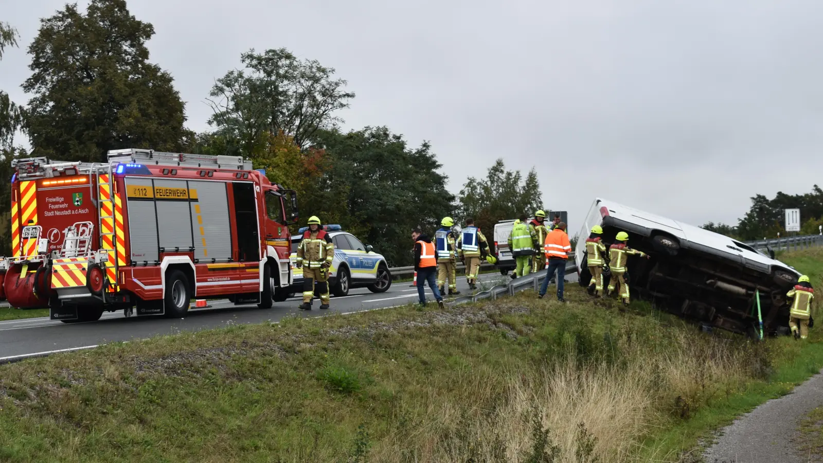 Ein Transporter war auf Höhe der B8-Auffahrt Chausseehaus in Neustadt nach rechts von der Fahrbahn abgekommen und die Böschung hinuntergerutscht. (Foto: Ute Niephaus )