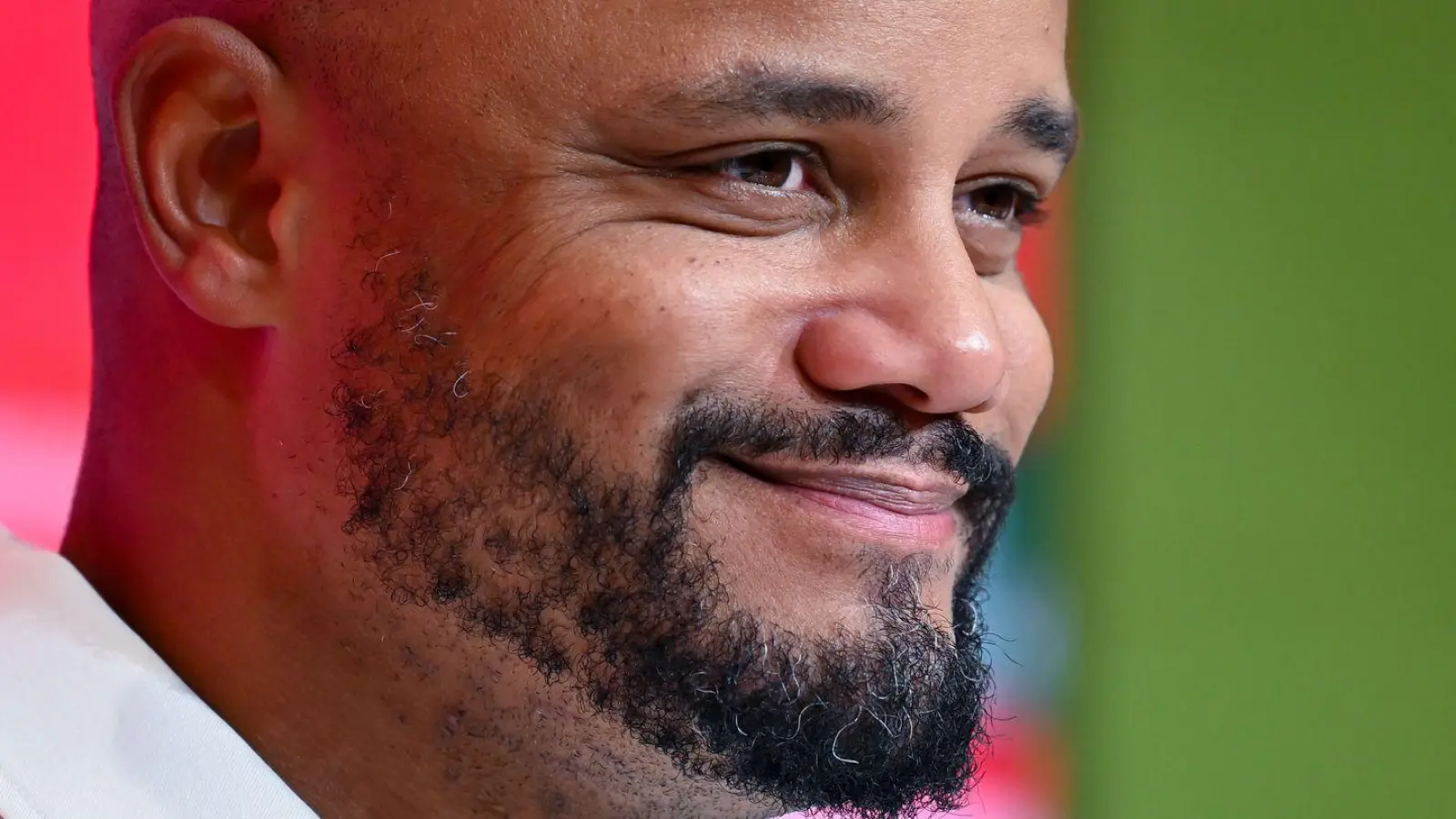 Freut sich auf ein Heimspiel: Bayern-Trainer Kompany. (Archivbild) (Foto: Sven Hoppe/dpa)