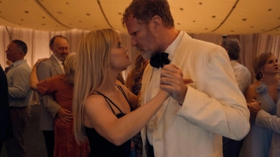 Jim (Will Ferrell) und Margot (Reese Witherspoon) geraten in „Ihr seid herzlich eingeladen“ aneinander, weil sie dasselbe Hotel für eine Hochzeitsfeier gebucht haben. (Foto: K.A./Prime Video/dpa)