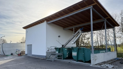 Auf die Gebührengestaltung beim Abwasser wirkt sich zwangsläufig auch aus, dass die Ertüchtigung der Kläranlage deren Betrieb teurer macht. Das Foto zeigt die neue Schlammbehandlungsanlage, die bereits läuft. Das Betriebsgebäude mit der Kläranlagentechnik und das neue Klärbecken werden in Bauabschnitt 2 errichtet. (Foto: Oliver Frank)