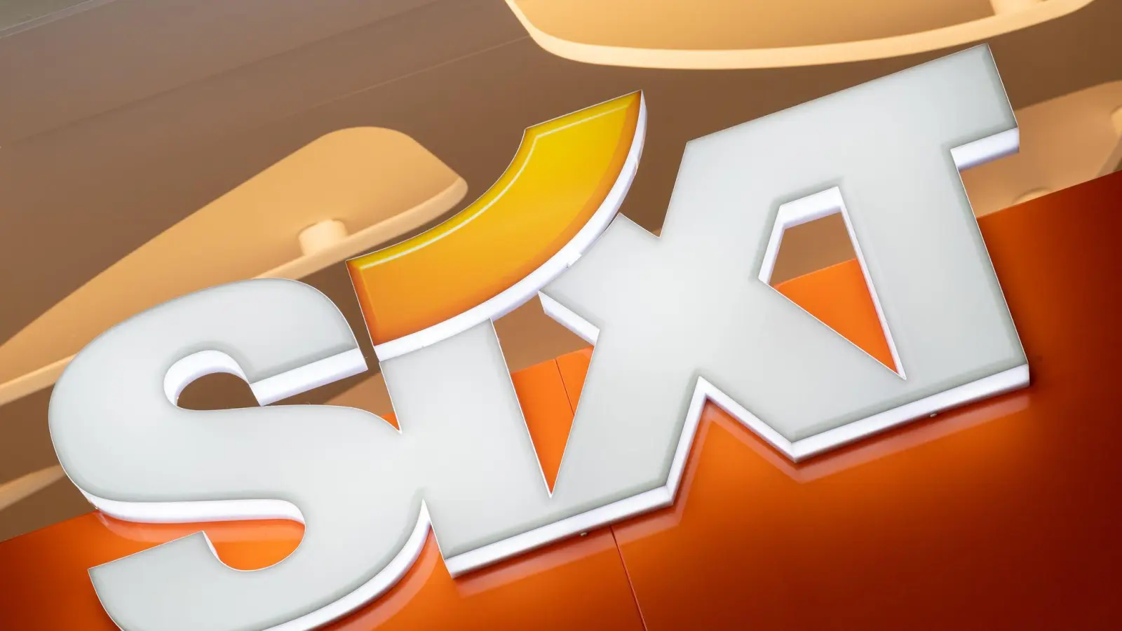 Sixt hat seinen Gewinn massiv gesteigert. (Archivbild) (Foto: Peter Kneffel/dpa)