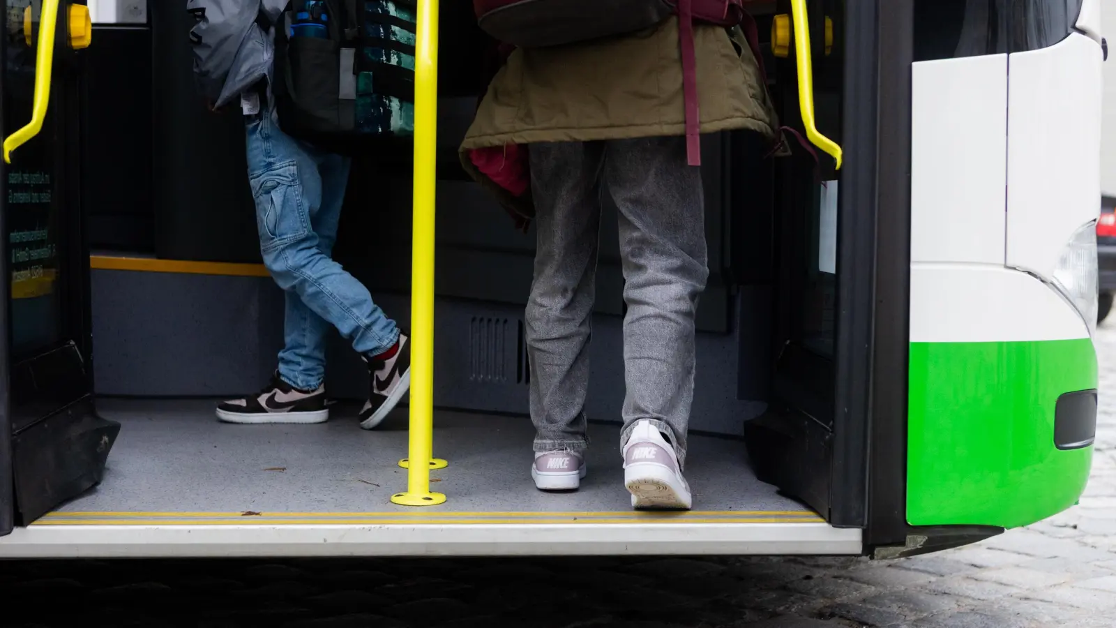 Nicht überall steigen Schulkinder entspannt in den Bus zur Schule. Besonders auf der Linie 804 im Ansbacher Landkreis gibt es regelmäßig Schwierigkeiten. (Symbolbild: Evi Lemberger)