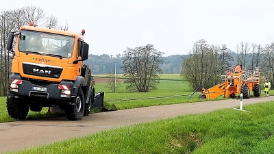 Die Gemeinschaftskläranlage verursacht im laufenden Haushaltsjahr einen hohen Investitionsaufwand. Hier wird per Kabelpflug das Gelände für die Druckleitung in die Kläranlage vorbereitet. (Foto: Karl-Heinz Gisbertz)
