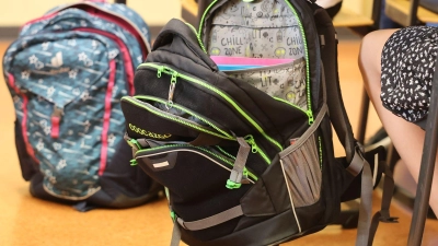 Das Bauchfrei-Verbot an einer Schule in Thüringen ist aufgehoben. (Archivbild) (Foto: Bodo Schackow/dpa)