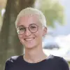 Es sind die Menschen. Ihre Perspektiven verstehen, in ihre Lebenswege eintauchen, ihre Vielfalt abbilden und die Geschichten bewahren&nbsp;– das ist für mich das wertvoll schillernde Mosaik des Lokaljournalismus.