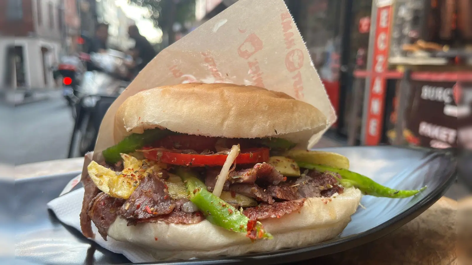 Der spontane Döner oder eher die Tafel Schokolade auf dem Sofa? Auch beim Snacken ticken wir Menschen unterschiedlich. (Foto: Anne Pollmann/dpa)