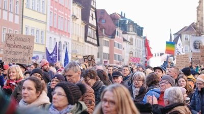 Auf der Ansbacher Kundgebung mit dem Motto „Nie wieder ist jetzt” waren etwa 2000 Teilnehmer. (Foto: Tizian Gerbing)