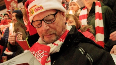 Das Weihnachtssingen ist beim 1. FC Union Berlin gute Tradition. (Foto: Carsten Koall/dpa)