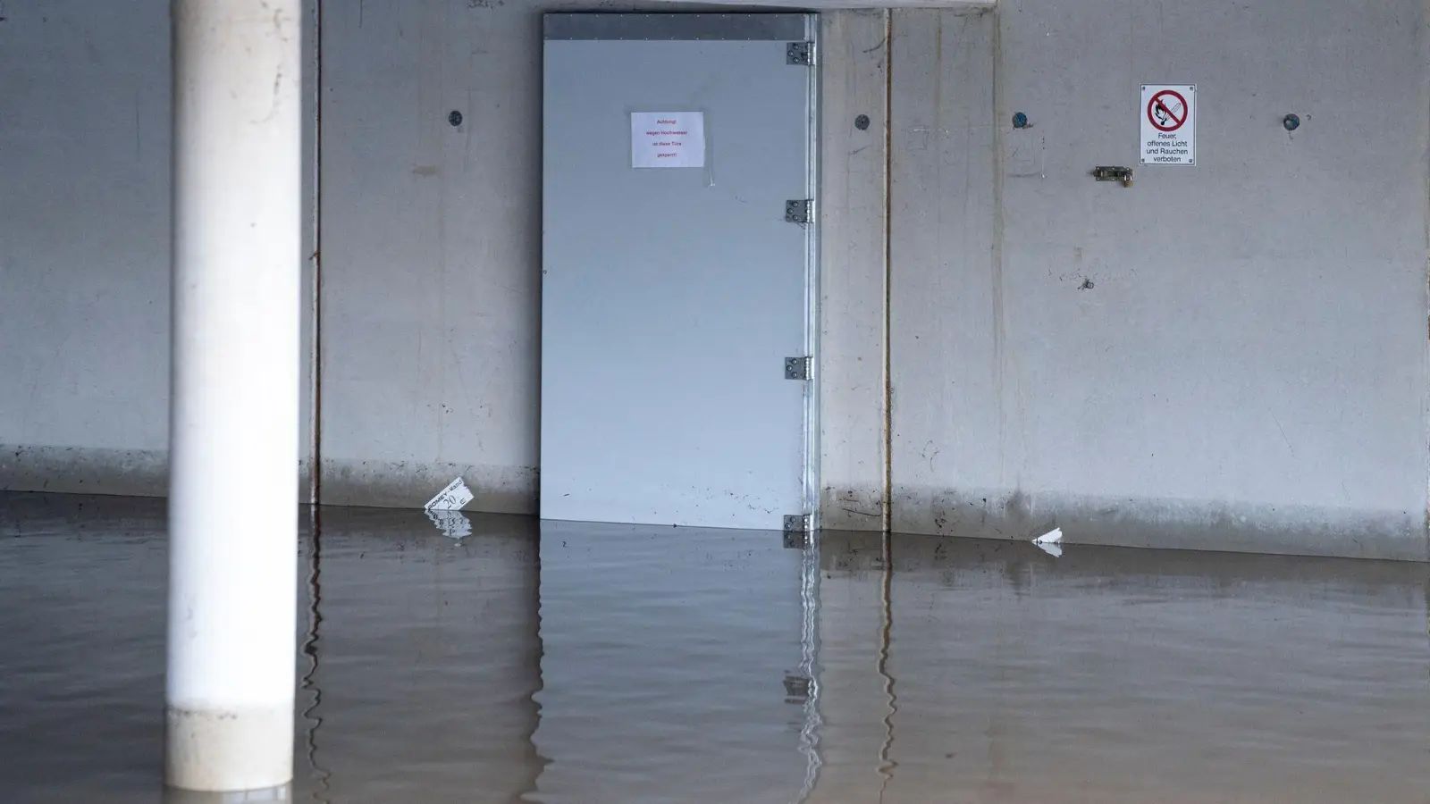 Damit die Tiefgarage nicht irgendwann unter Wasser steht, sollten Wohnungseigentümergemeinschaften gemeinsam Schutzmaßnahmen gegen Starkregen und Hochwasser beschließen. (Foto: Florian Schuh/dpa-tmn)