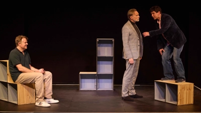 Eine Männerfreundschaft auf der Wettkampffläche (von links): Thomas Fritsche, Dirk Waanders und Andreas Peteratzinger in Yasmina Rezas „Kunst”. (Foto: Ludwig Olah)