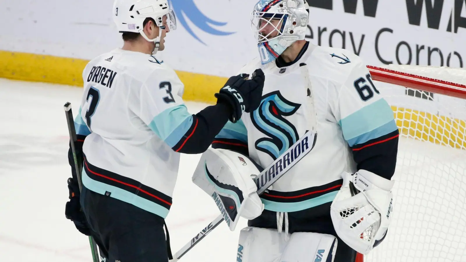 Kraken-Spieler William Borgen (l) feiert mit Torwart Chris Driedger den Sieg gegen die Buffalo Sabres. (Foto: Jeffrey T. Barnes/AP/dpa)