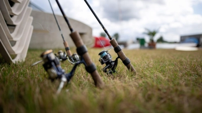 Angeln war lange eine Männerdomäne - das ändert sich langsam. (Symbolbild) (Foto: Fabian Strauch/dpa)