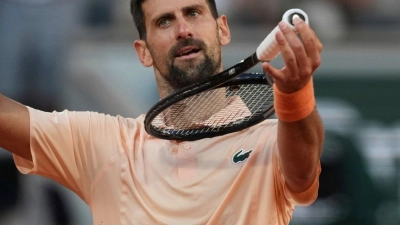 Hat in Paris sichtlich gute Laune: Novak Djokovic. (Foto: Thibault Camus/AP/dpa)