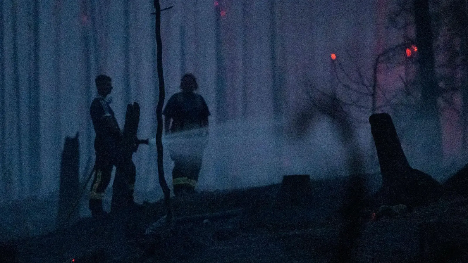 Dutzende Einsatzkräfte der Feuerwehr, des Technischen Hilfswerkes sowie des Katastrophenschutzes kämpfen unermüdlich gegen den Brand in Thüringen. (Archivbild) (Foto: Daniel Vogl/dpa)