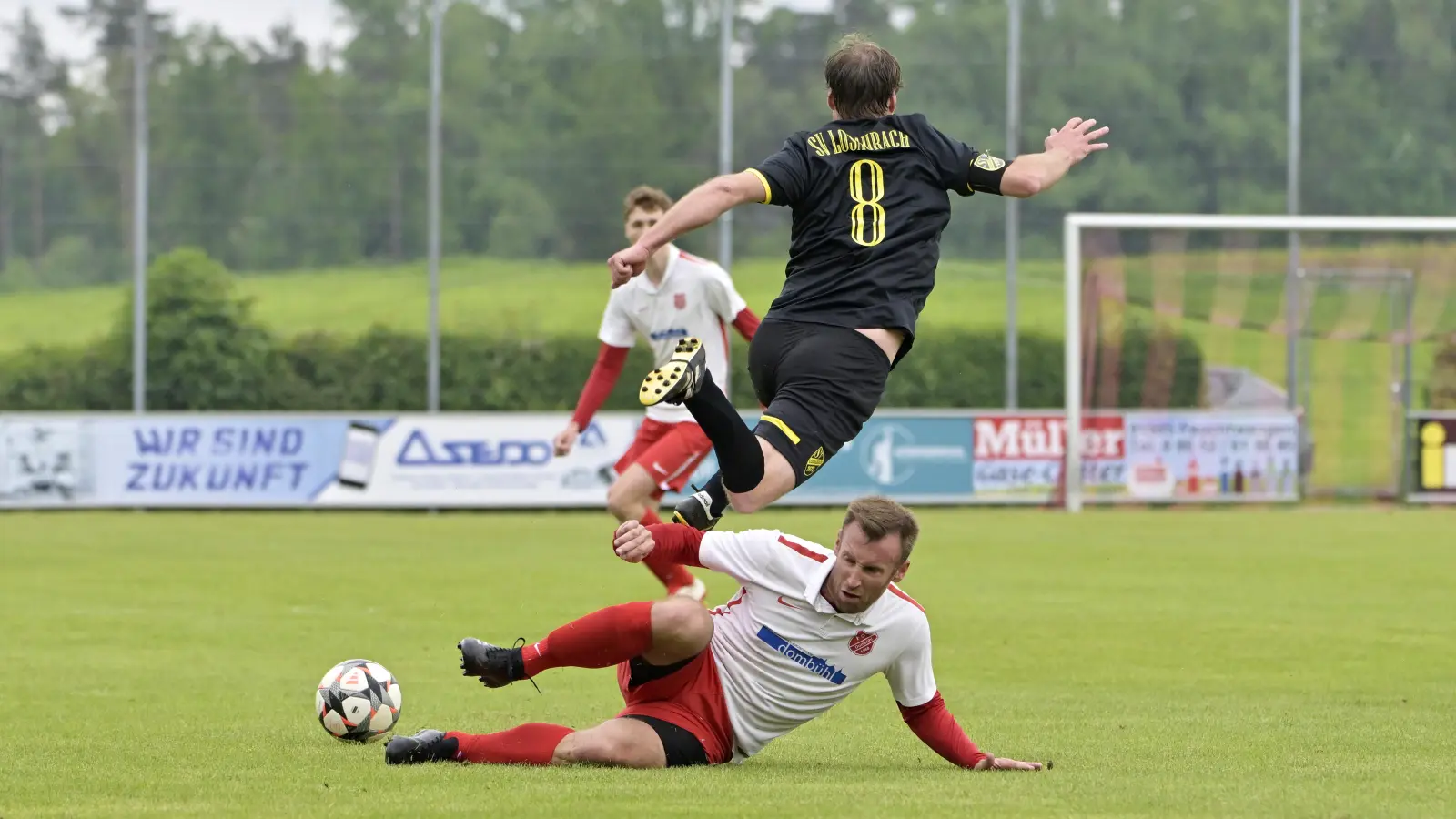 Abflug: Der Losauracher Daniel Eckert mit Thore Beck (am Boden). (Foto: Martin Rügner)