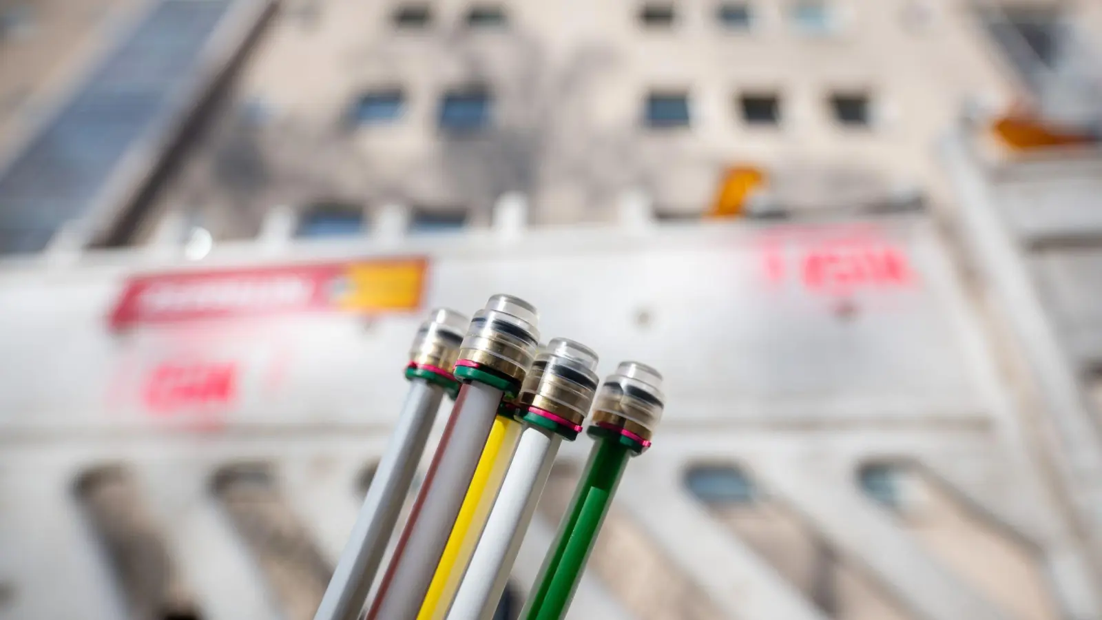 Glasfaser-Kabel an einem Berliner Wohnhaus. (Foto: Sebastian Gollnow/dpa)