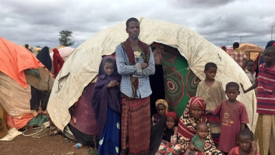 Habibas Familie lebt in einer zeltartigen Hütte in einem Flüchtlingslager in Somalia. (Foto: Eva-Maria Krafczyk/dpa)