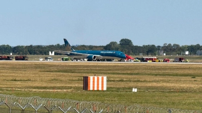 Eine Maschine der Vietnam Airlines Maschine ist kurz nach ihrem Start vom Münchner Flughafen dort wieder gelandet.  (Foto: Uwe Lorz/dpa)