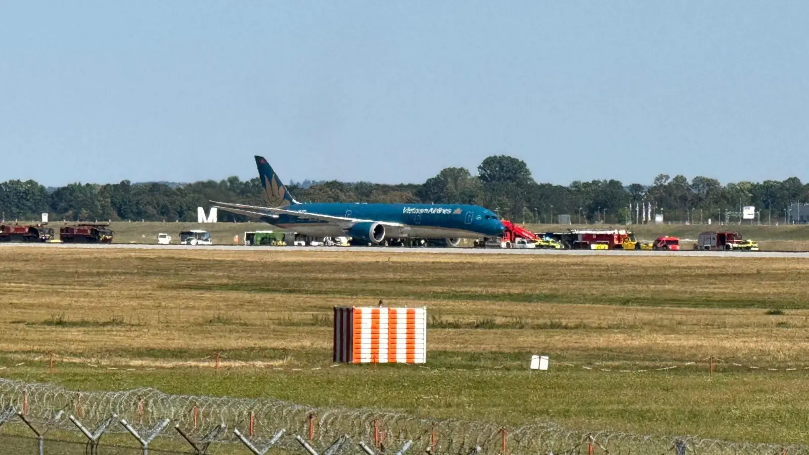 Eine Maschine der Vietnam Airlines Maschine ist kurz nach ihrem Start vom Münchner Flughafen dort wieder gelandet.  (Foto: Uwe Lorz/dpa)