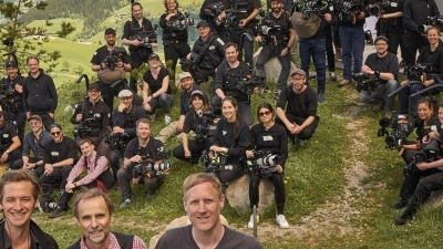 Lars Jessen (Bild-Regie, l-r), Nikolas Jürgens (DoP), Jan Georg Schütte (Regie), Sebastian Schultz (Co-Regie) und 40 weitere Mitglieder des Teams stehen am Drehort der Fortsetzung der Meurer-Familiensaga. Nach den Impro-Serien „Das Begräbnis“ und „Das Fest der Liebe“ inszeniert Jan Georg Schütte „Die Hochzeit“. (Foto: Ricardo Gstrein/ARD Degeto/Florida Film/dpa)