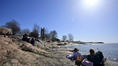 Menschen genießen in Helsinki die Frühlingssonne. (Foto: Markku Ulander/Lehtikuva/dpa)