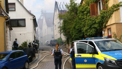 Der Brand eines Dachstuhls hat einen größeren Einsatz ausgelöst. (Foto: Karsten Schmalz/KS-Images/dpa)