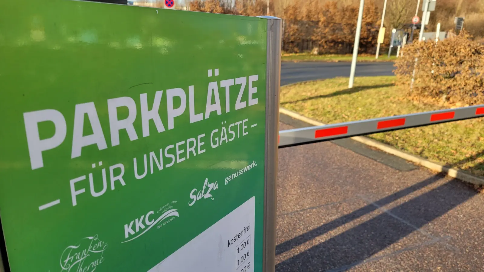 Ab Januar zahlen Besucher der Franken-Therme zwei Euro fürs Parken auf dem Parkplatz der KKT. (Foto: Nina Daebel)