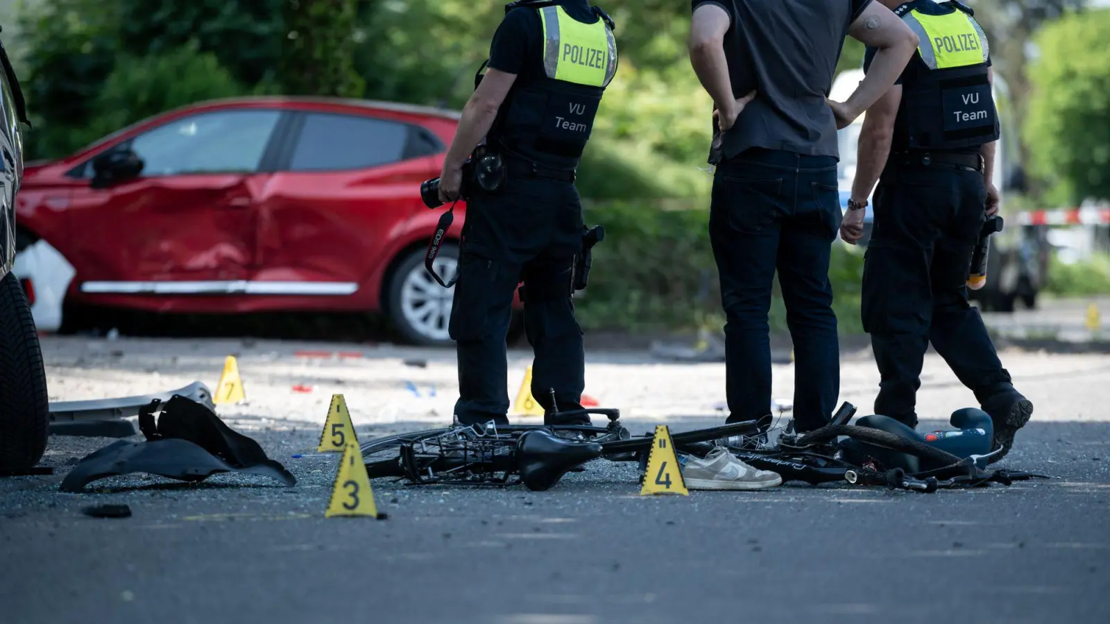 Zwei Kinder sterben nach Verkehrsunfall in Dinslaken. (Foto: Fabian Strauch/dpa)