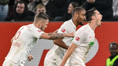 Augsburgs Keven Schlotterbeck bejubelt sein Tor zum 1:0. (Foto: Harry Langer/dpa)