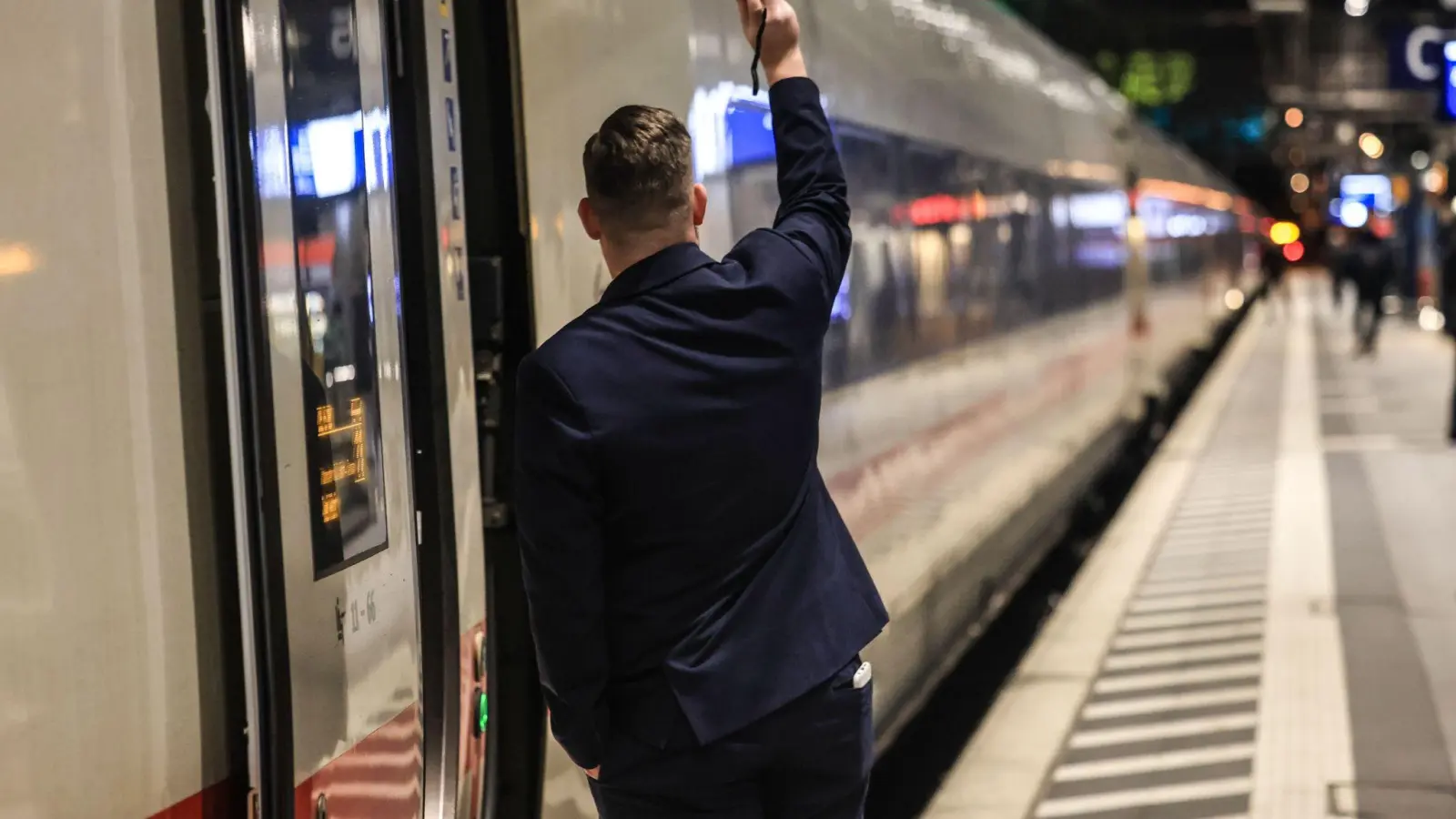 Trotz der schwierigen Lage geben die Bahn-Beschäftigten ihr Bestes. (Archivbild) (Foto: Oliver Berg/dpa)