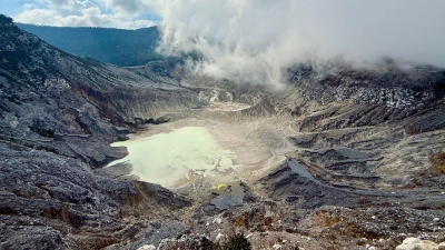 Der Tangkuban Perahu ist rund 2.000 Meter hoch und einer der etwa 130 aktiven Vulkane Indonesiens. In der Mitte des spektakulären Ratu-Kraters mit seiner riesigen Caldera liegt ein leuchtend blauer See. (Foto: Carola Frentzen/dpa-tmn)