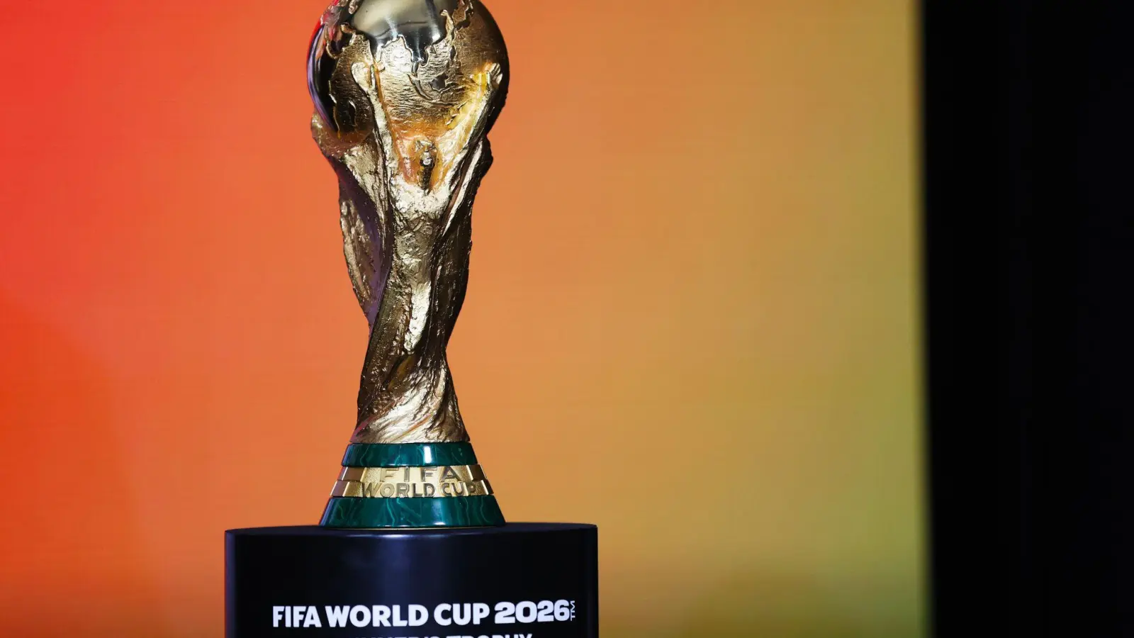 Diese Trophäe ist für den künftigen Fußball-Weltmeister. (Foto: Heather Khalifa/AP/dpa)