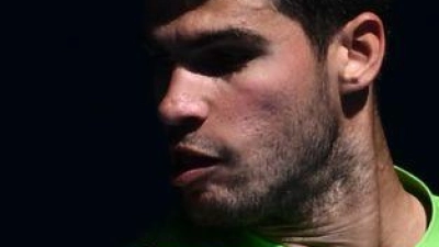 Carlos Alcaraz steht in Melbourne im Achtelfinale. (Foto: Joel Carrett/AAP/dpa)