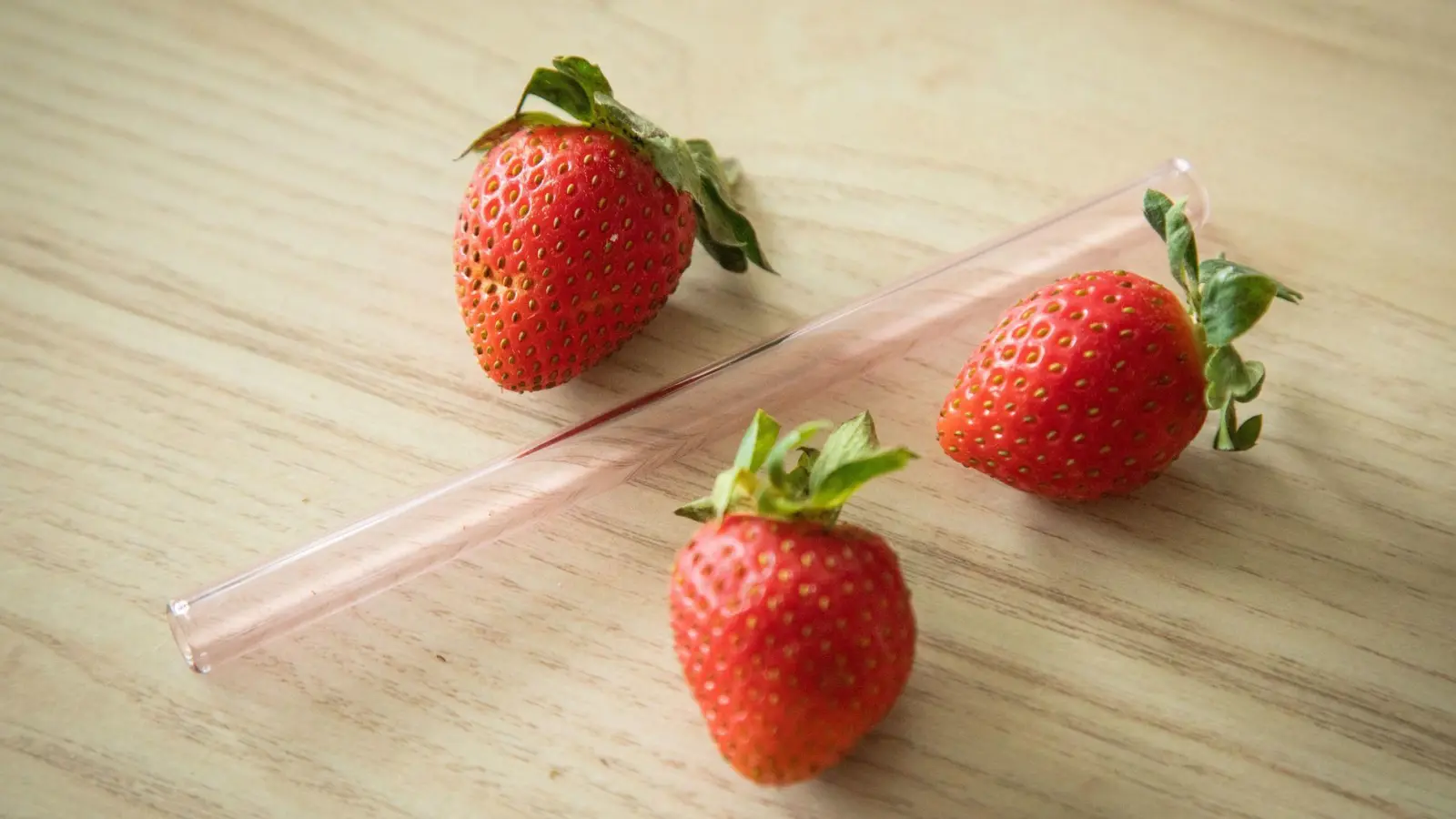 Lässt sich der Strunk von Erdbeeren einfach mit einem Strohhalm entfernen? (Foto: Christin Klose/dpa-tmn)