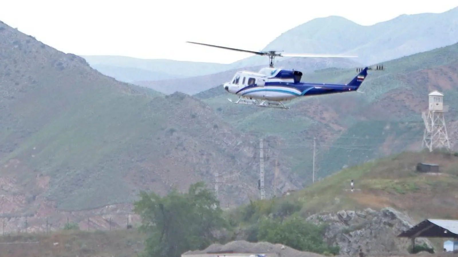 Der Hubschrauber beim Start mit dem iranischen Präsidenten Ebrahim Raisi an der iranischen Grenze zu Aserbaidschan. (Foto: Ali Hamed Haghdoust/IRNA/AP)