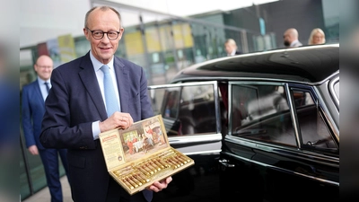 Kanzler und CDU-Chef Friedrich Merz inspiziert vor dem CDU-Parteitag in Stuttgart eine Limousine, wie sie der erste Kanzler Konrad Adenauer (CDU) zuletzt als Dienstkarosse genutzt hatte. (Foto: Kay Nietfeld/dpa)