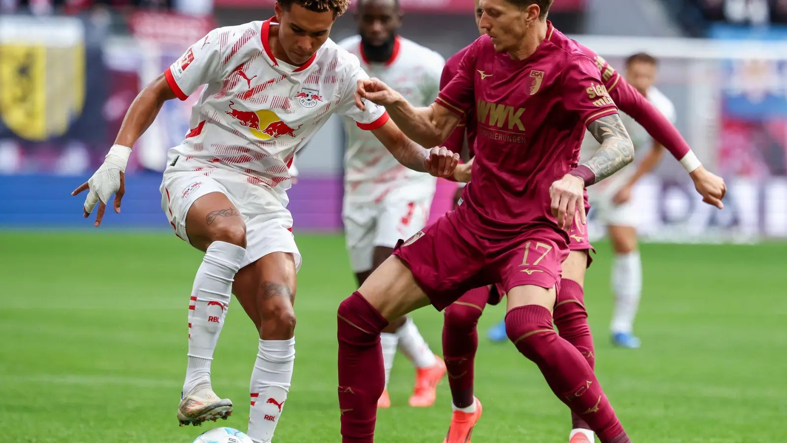 RB Leipzig muss in Augsburg auf Anotnio Nusa (l.) verzichten. (Foto: Jan Woitas/dpa)