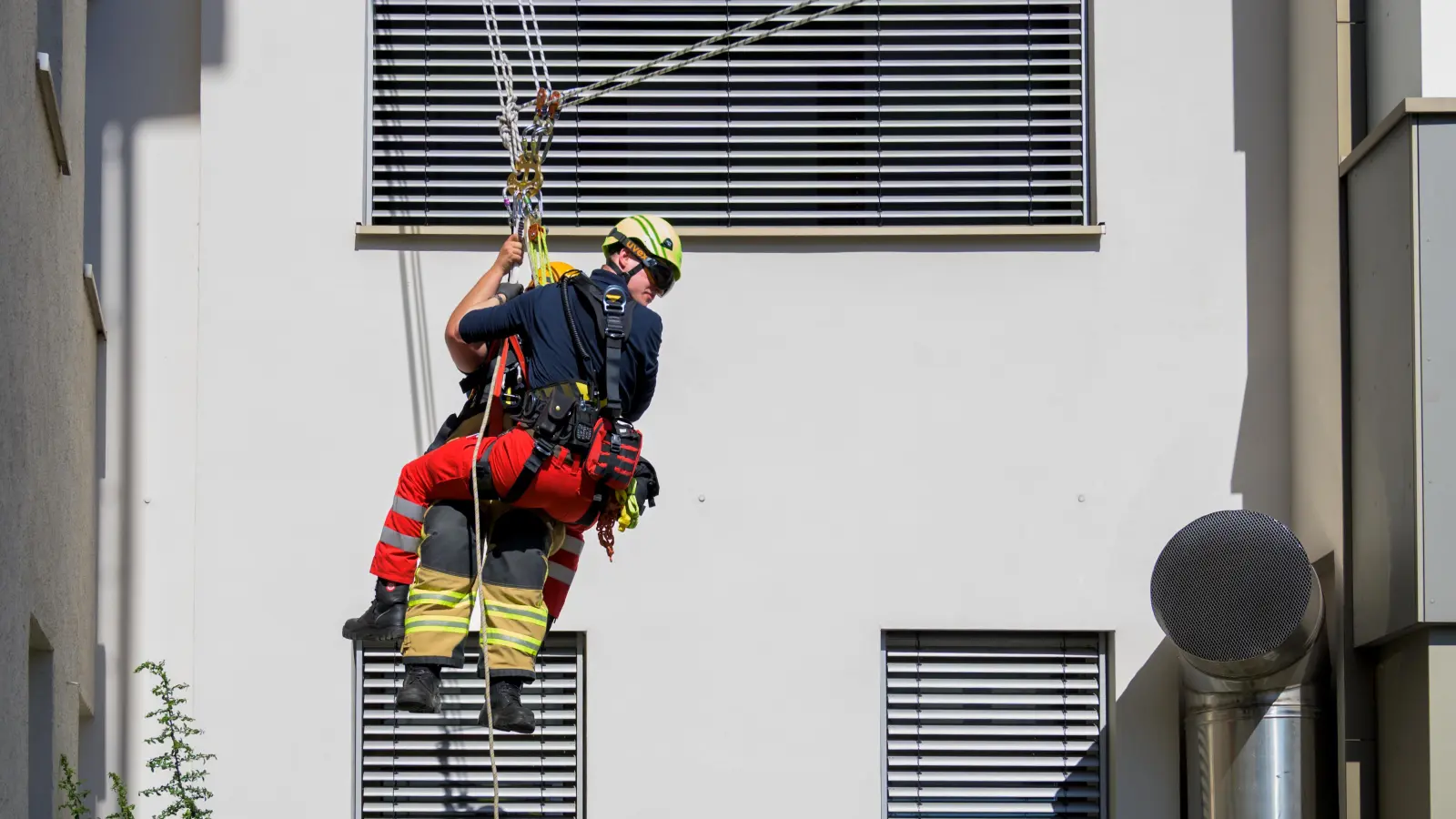 Aus schwindelerregenden Höhen müssen die Einsatzkräfte auch agieren können und den Überblick behalten. (Foto: René Chlopotowski)
