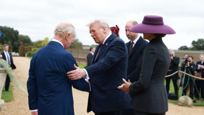 Der König und der Präsident begrüßen sich. (Foto: Ian Vogler/Daily Mirror/PA Wire/dpa)