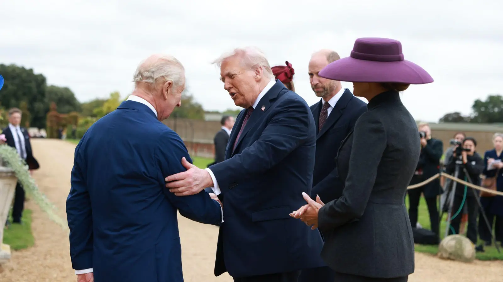 Der König und der Präsident begrüßen sich. (Foto: Ian Vogler/Daily Mirror/PA Wire/dpa)